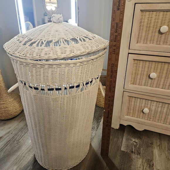 Vintage 80s WICKER LIDDED HAMPER Basket Domed Lid w Knob - Picture 7 of 11
